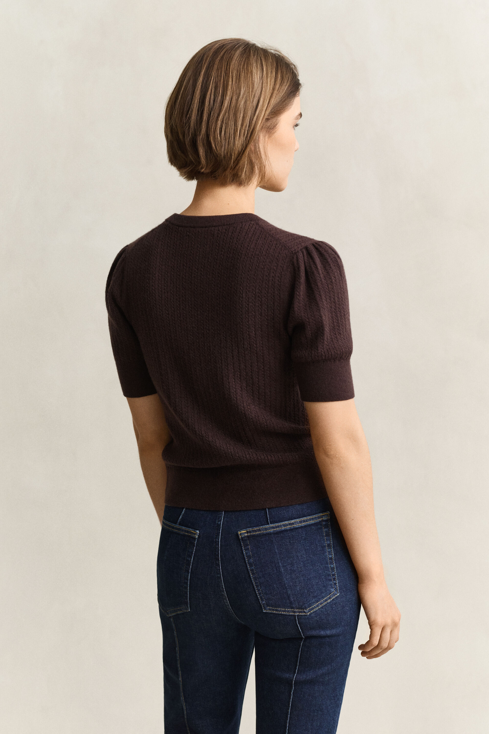 Kabelstrikket cardigan med korte ærmer