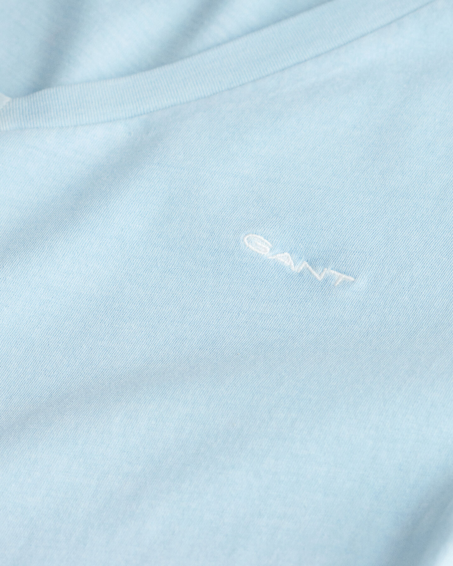 Sunfaded T-shirt med V-hals