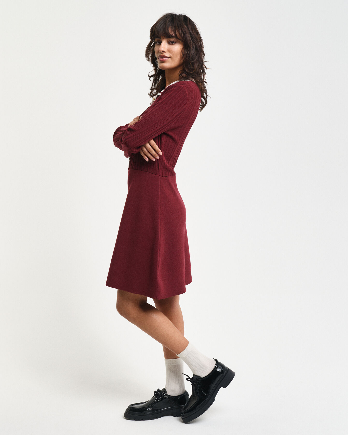 Kontrastfarvet ribstrikket kjole