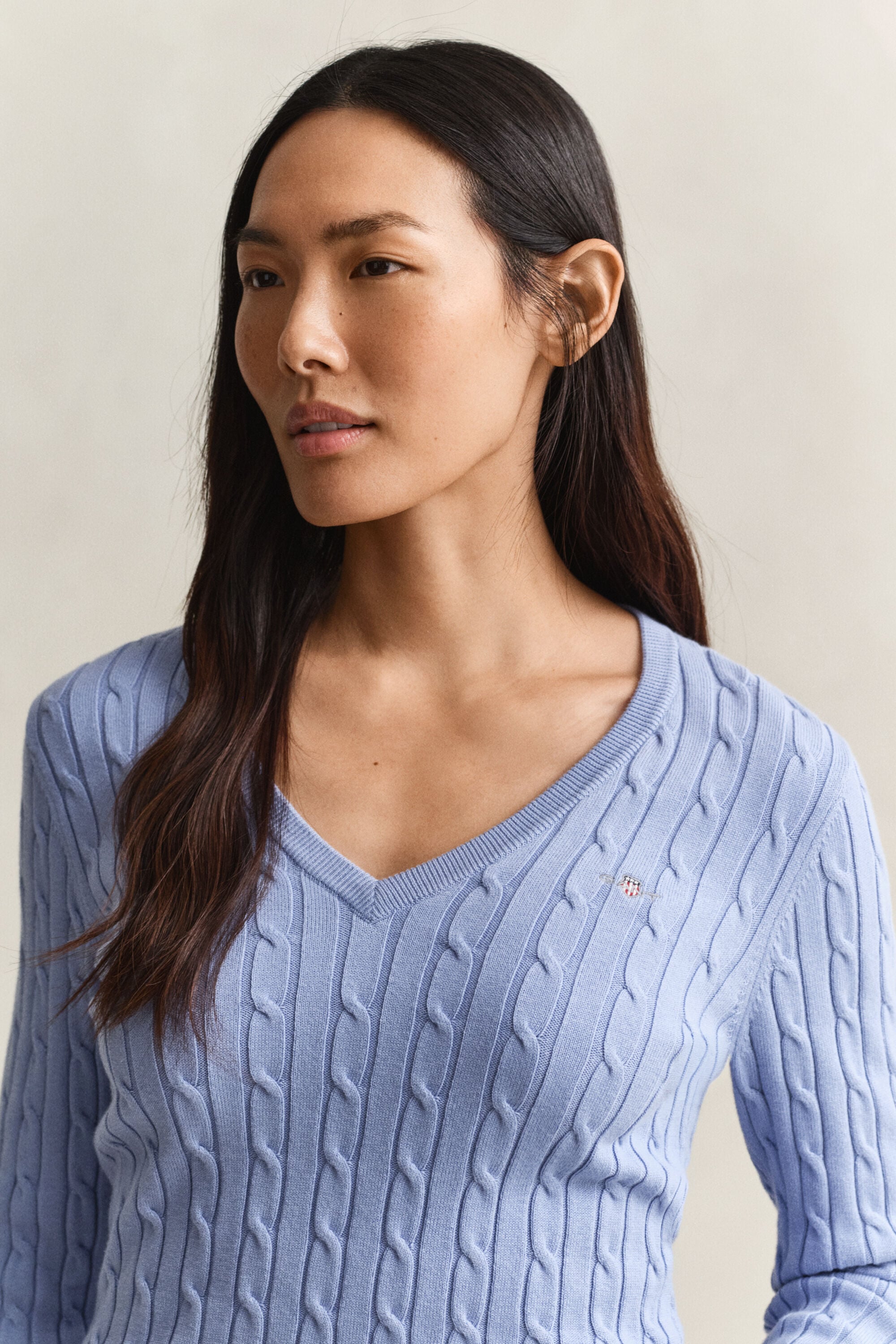 Kabelstrikket sweater af strækbomuld med V-hals