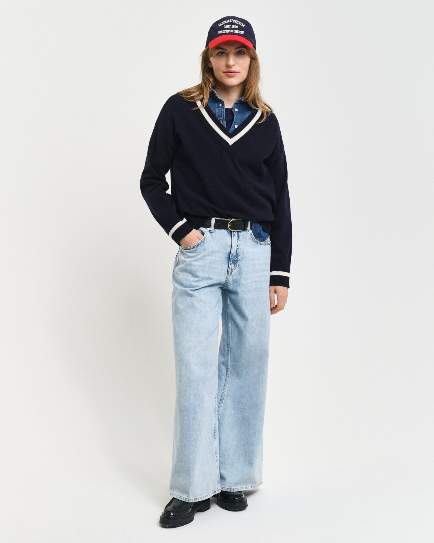 Kontrastfarvet sweater med V-hals af ekstra fin lammeuld