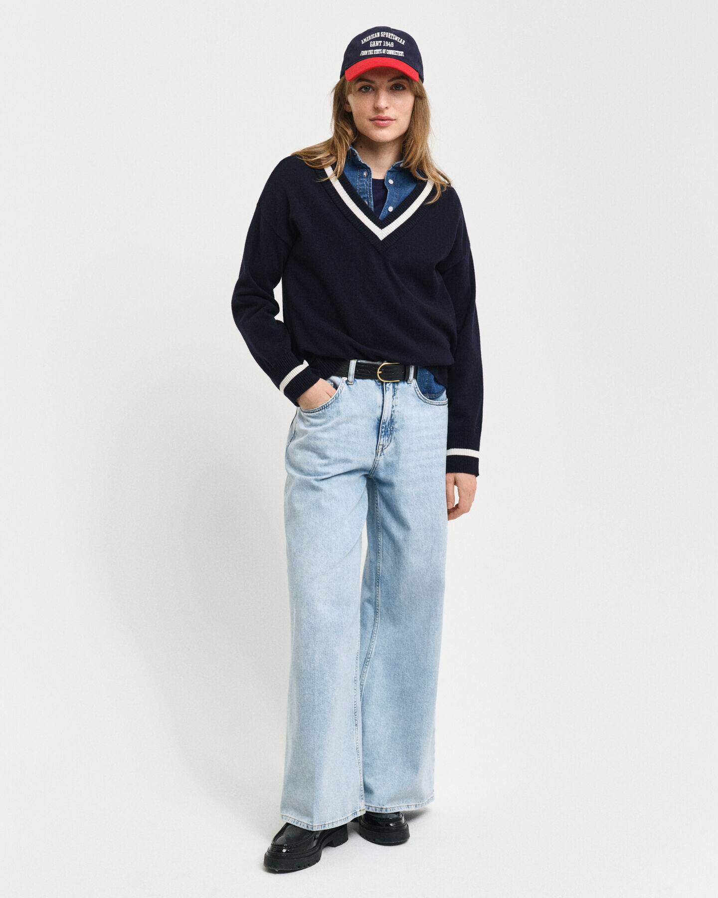 Kontrastfarvet sweater med V-hals af ekstra fin lammeuld