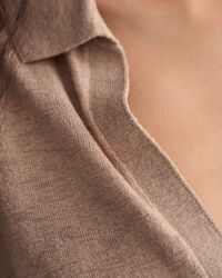 Kjole af hørblanding med krave