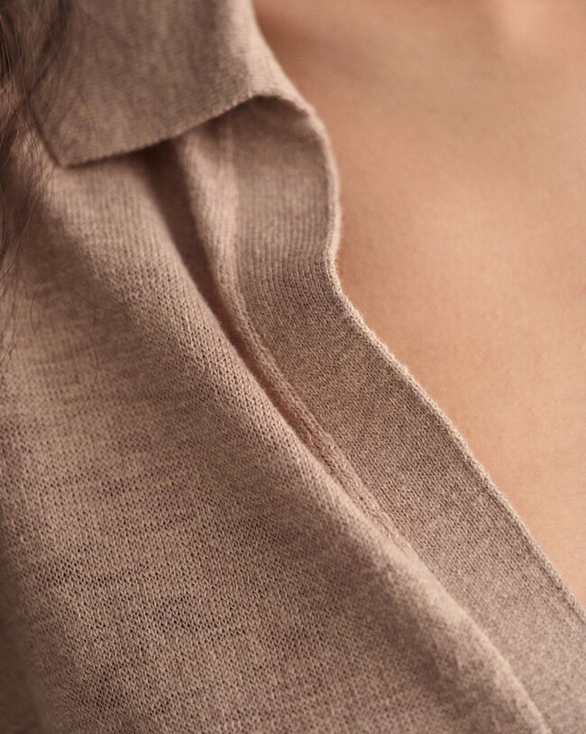 Kjole af hørblanding med krave