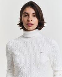 Kabelstrikket sweater af strækbomuld med rullekrave