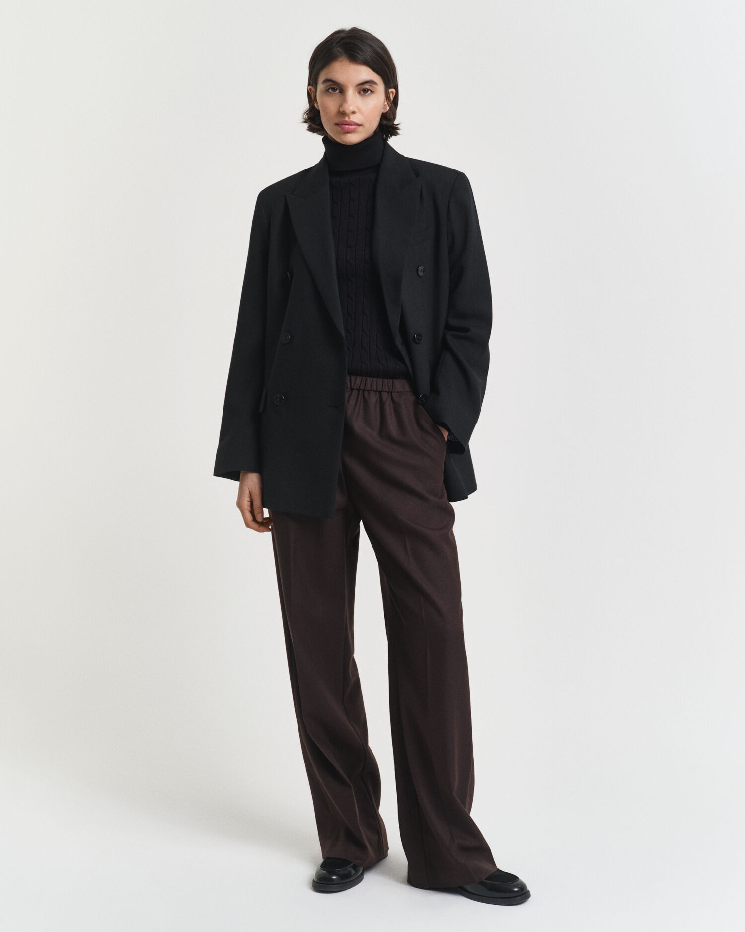 Kabelstrikket sweater af strækbomuld med rullekrave