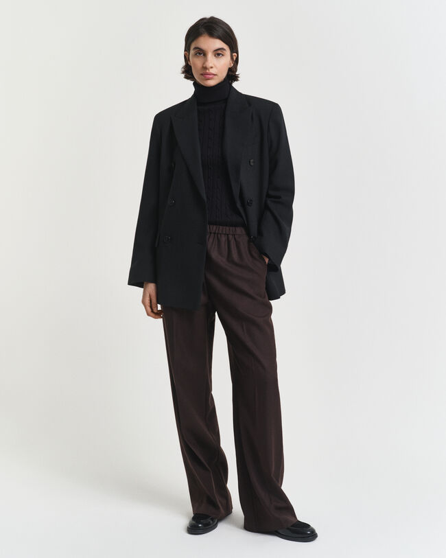 Kabelstrikket sweater af strækbomuld med rullekrave