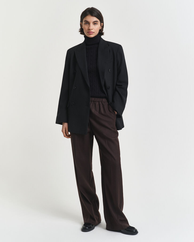 Kabelstrikket sweater af strækbomuld med rullekrave