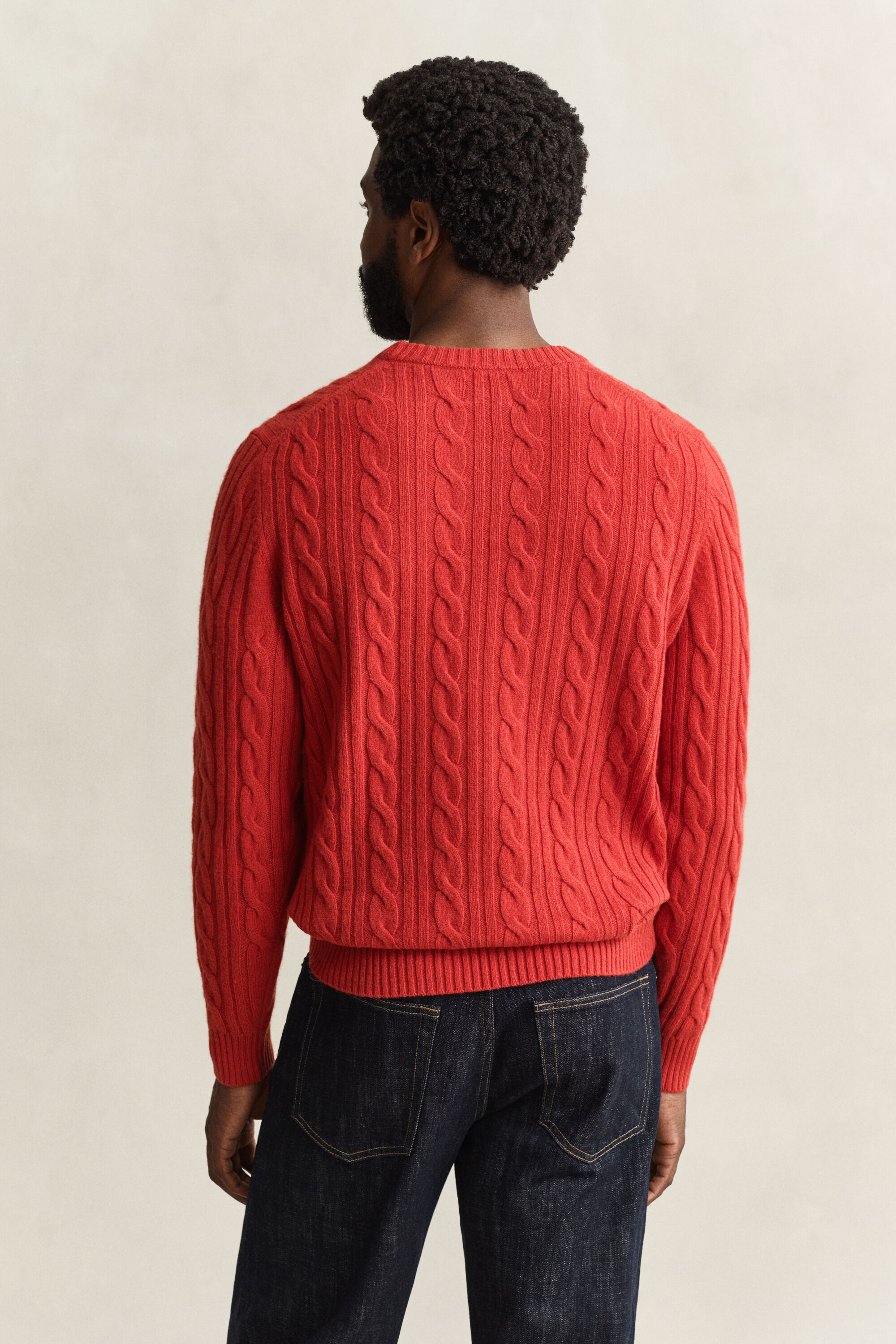 Crewneck sweater af lammeuld med kabelstrik