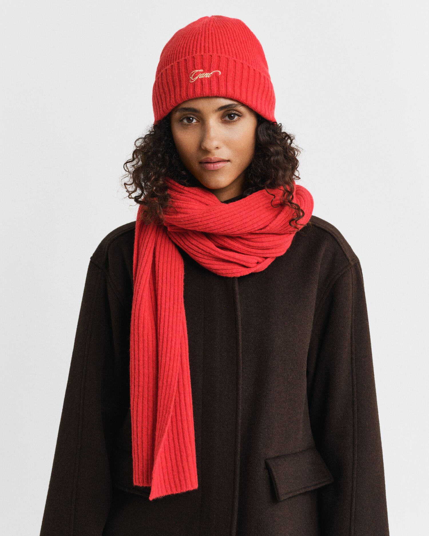 Gavesæt med beanie og halstørklæde med skrift