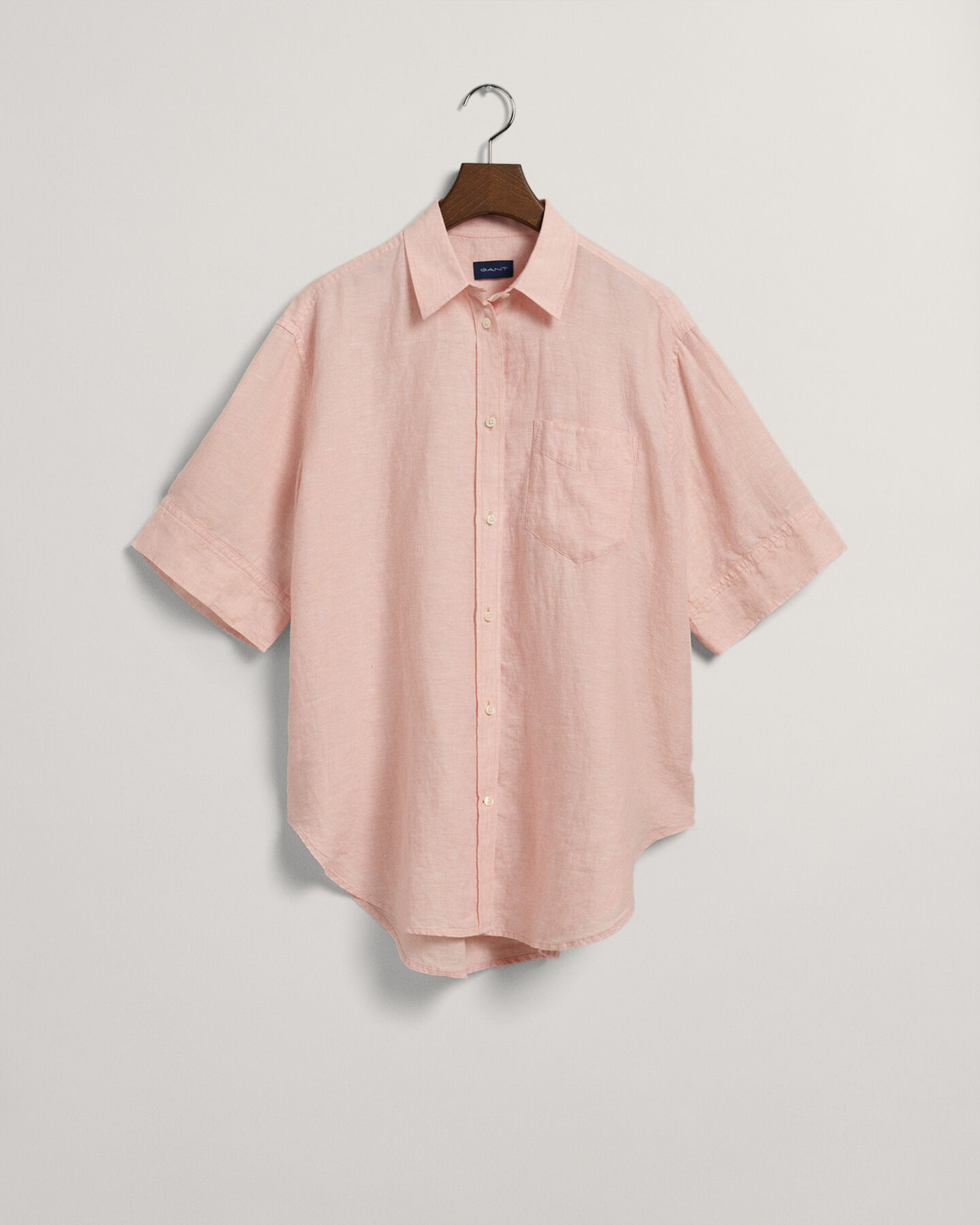 Regular fit skjorte af h&oslash;r-chambray med mellemlange &aelig;rmer