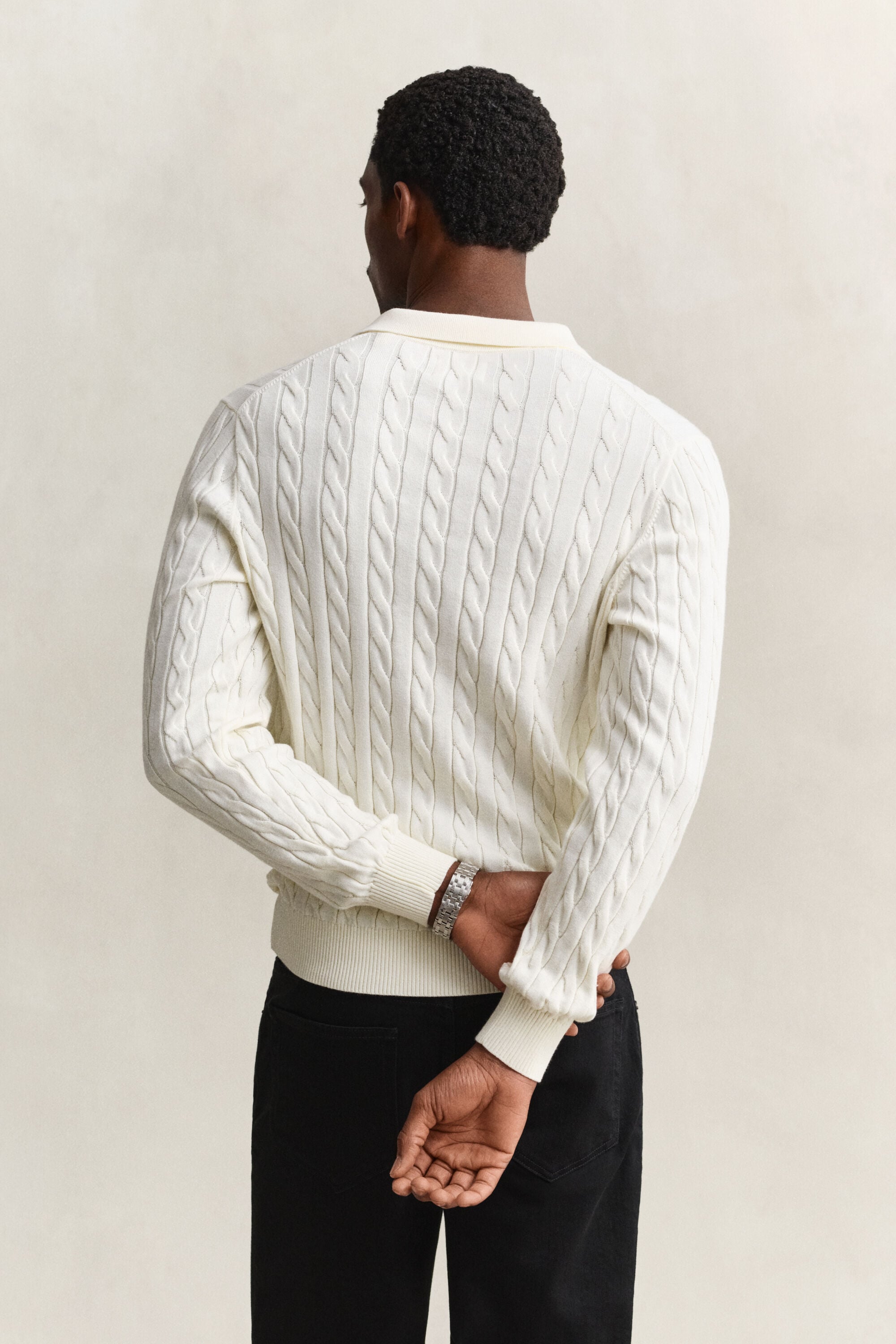 Polosweater i bomuld med kabelstrik