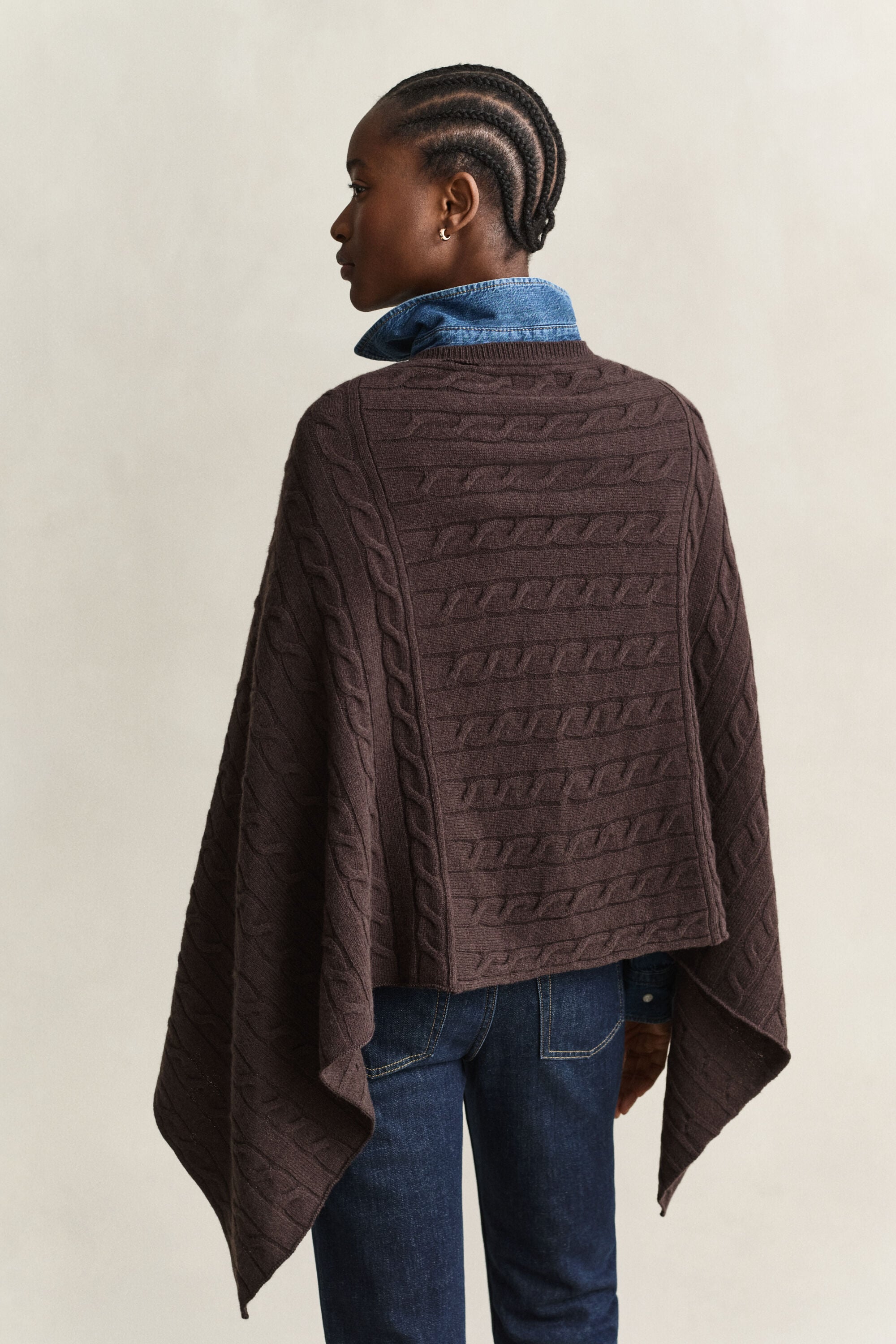 Poncho i uld med kabelstrik