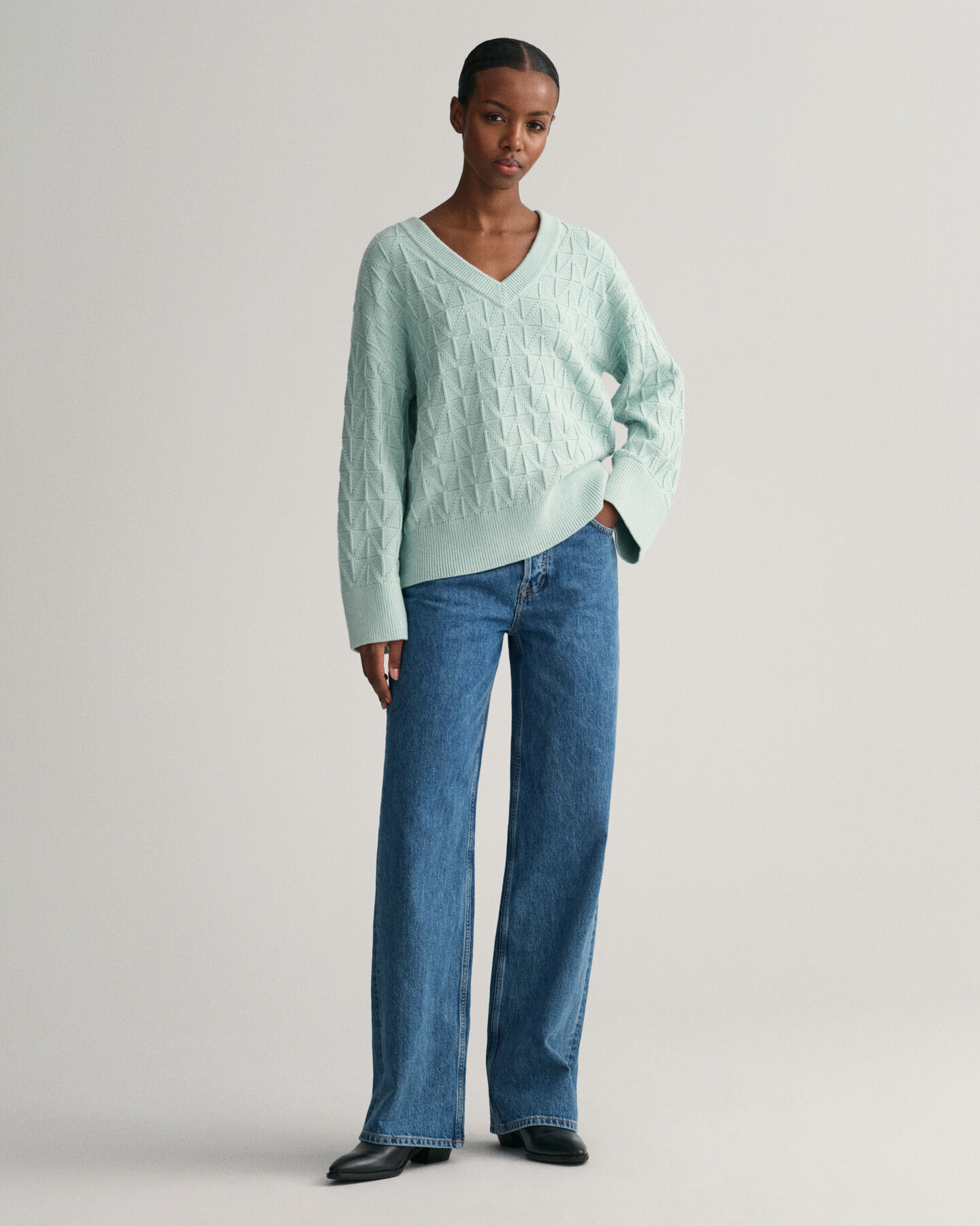 Sildebensm&oslash;nstret sweater med V-hals