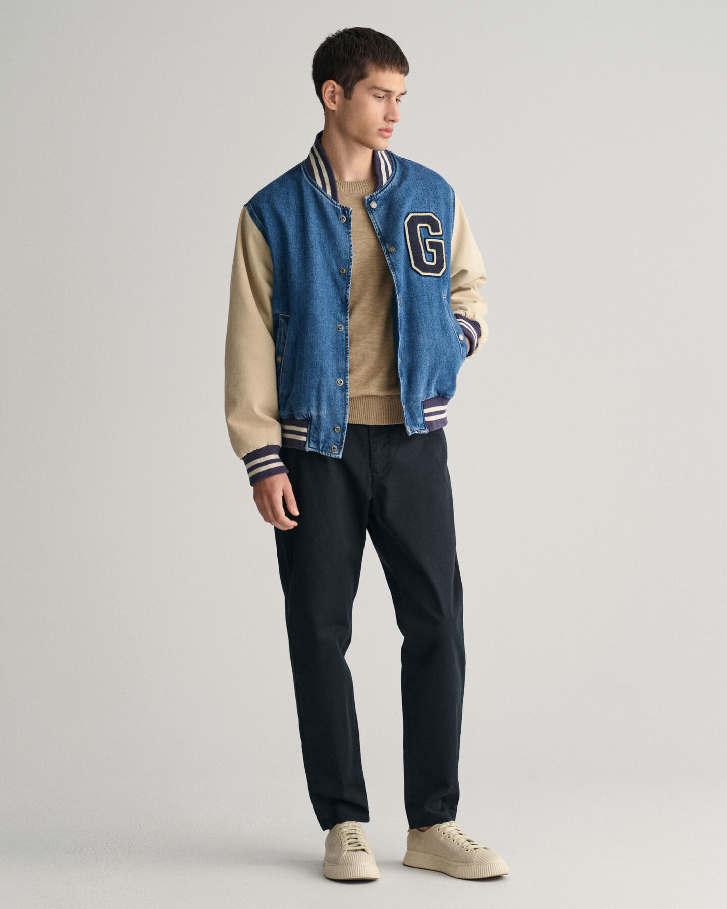 Tilspidsede chinobukser i twill