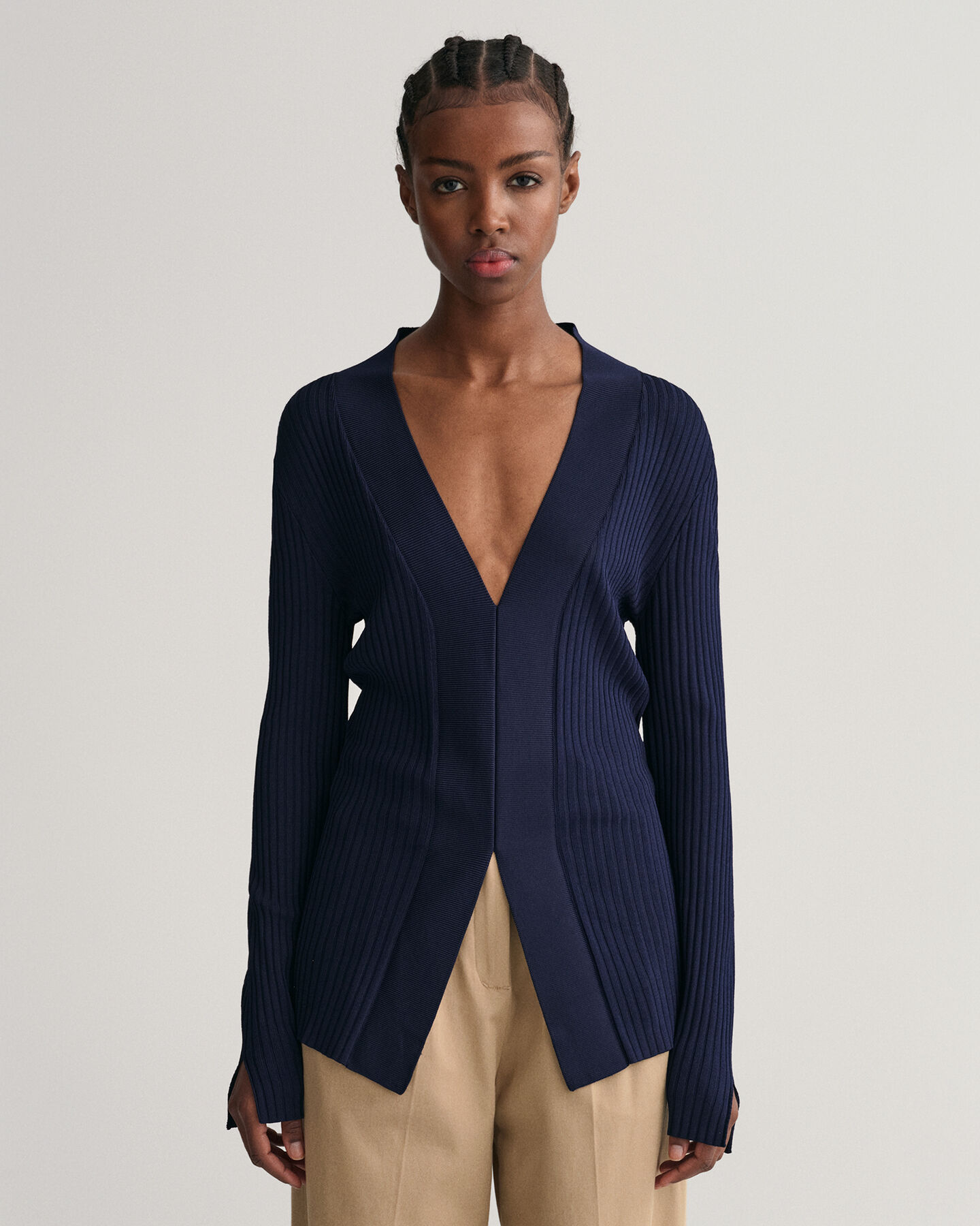 Ribstrikket top med V-hals og lange &aelig;rmer