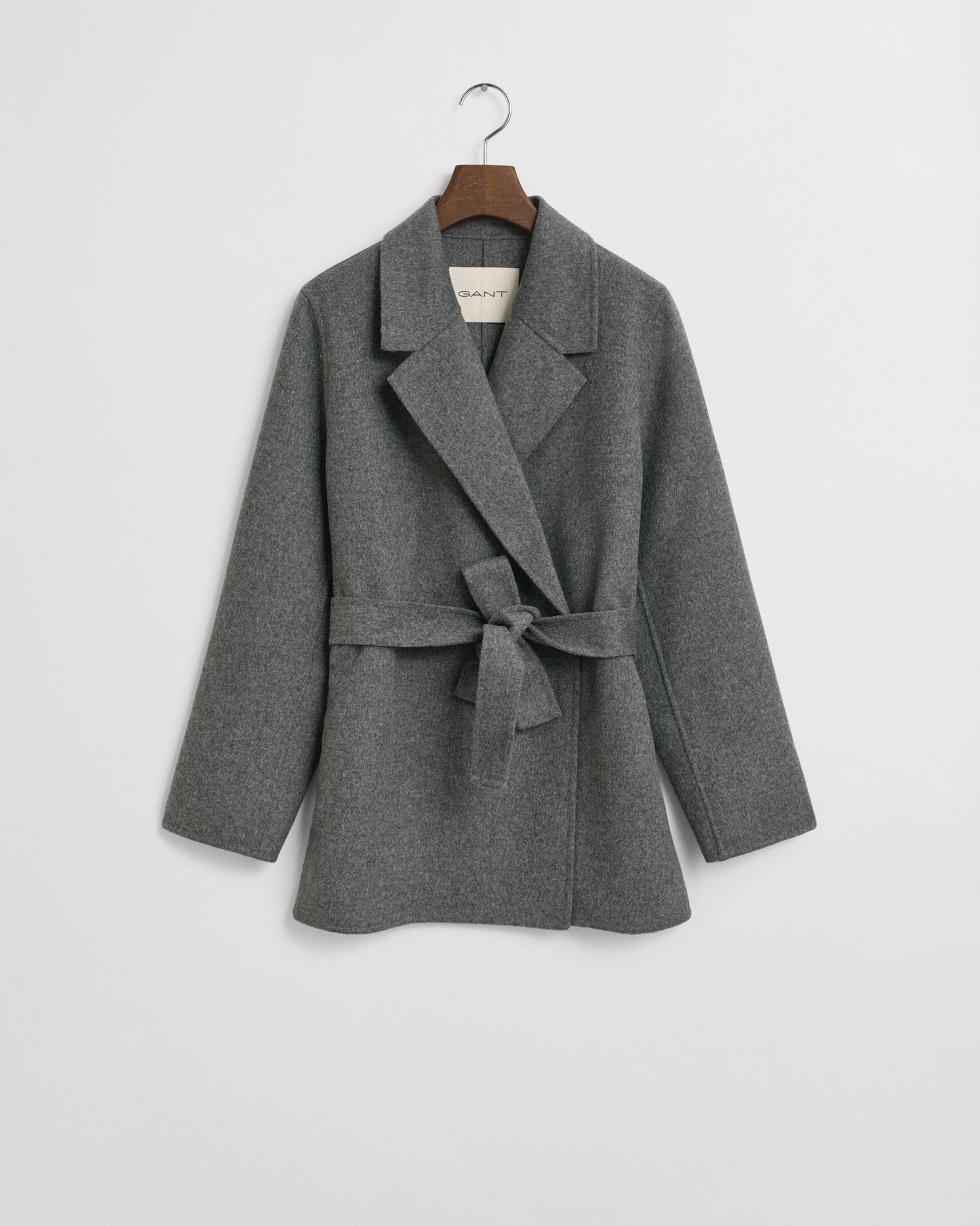 Håndsyet jakke med bælte