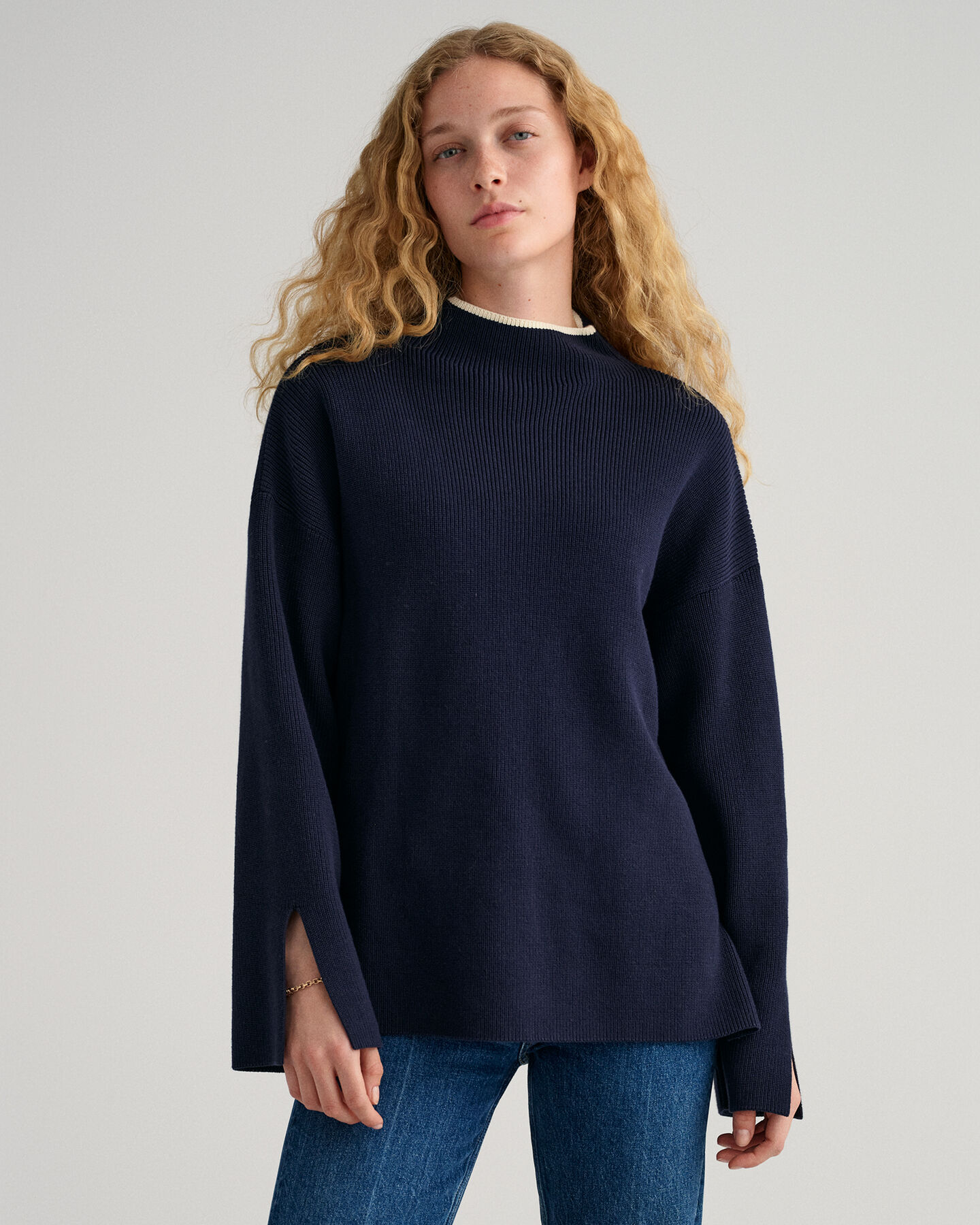 Ribstrikket sweater med mock-neck
