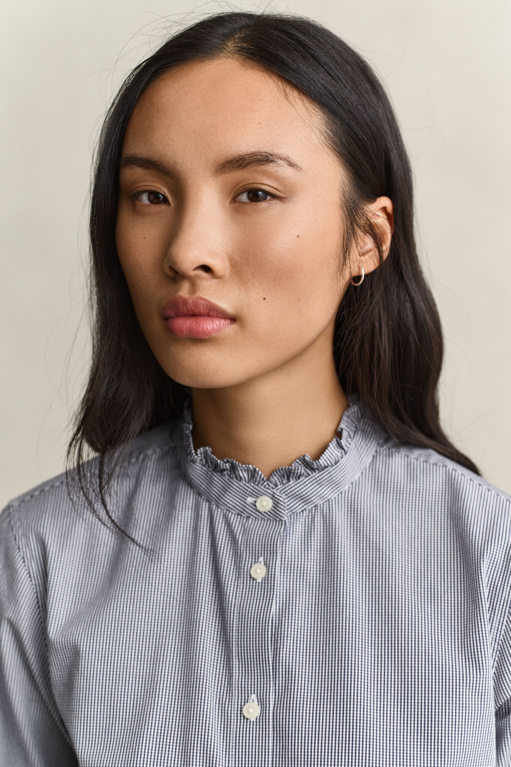 Bluse med flæset krave