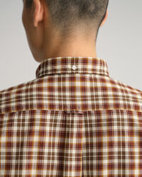 Regular fit t&aelig;tv&aelig;vet skjorte med skotsktern