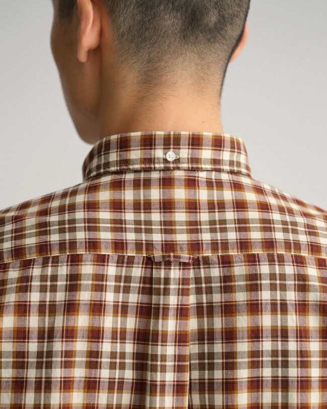 Regular fit t&aelig;tv&aelig;vet skjorte med skotsktern