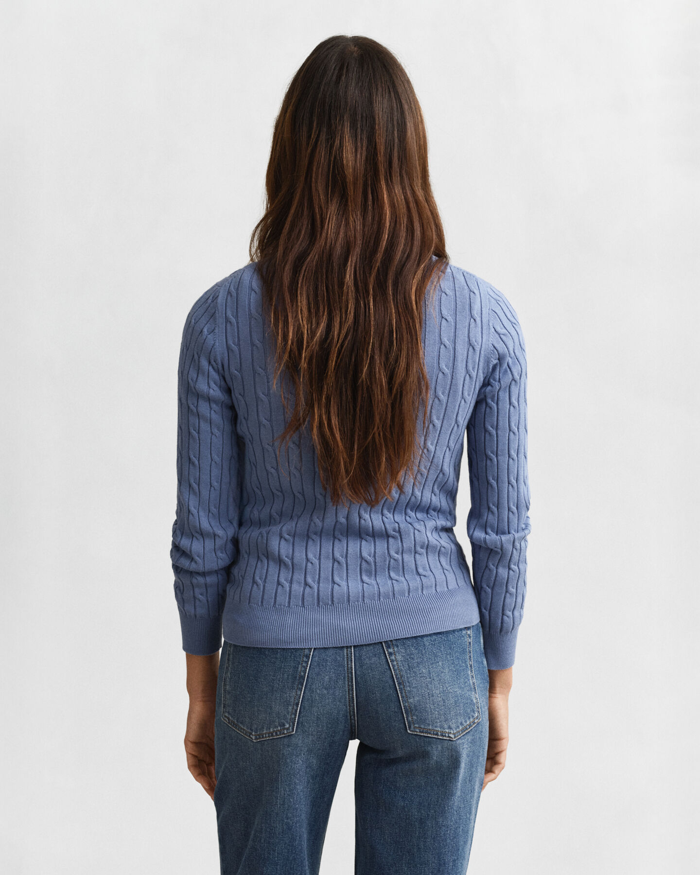 Crewneck sweater af strækbomuld med kabelstrik