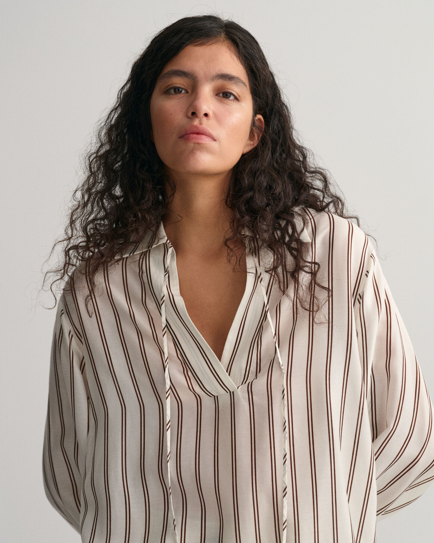 Stribet bluse med V-hals