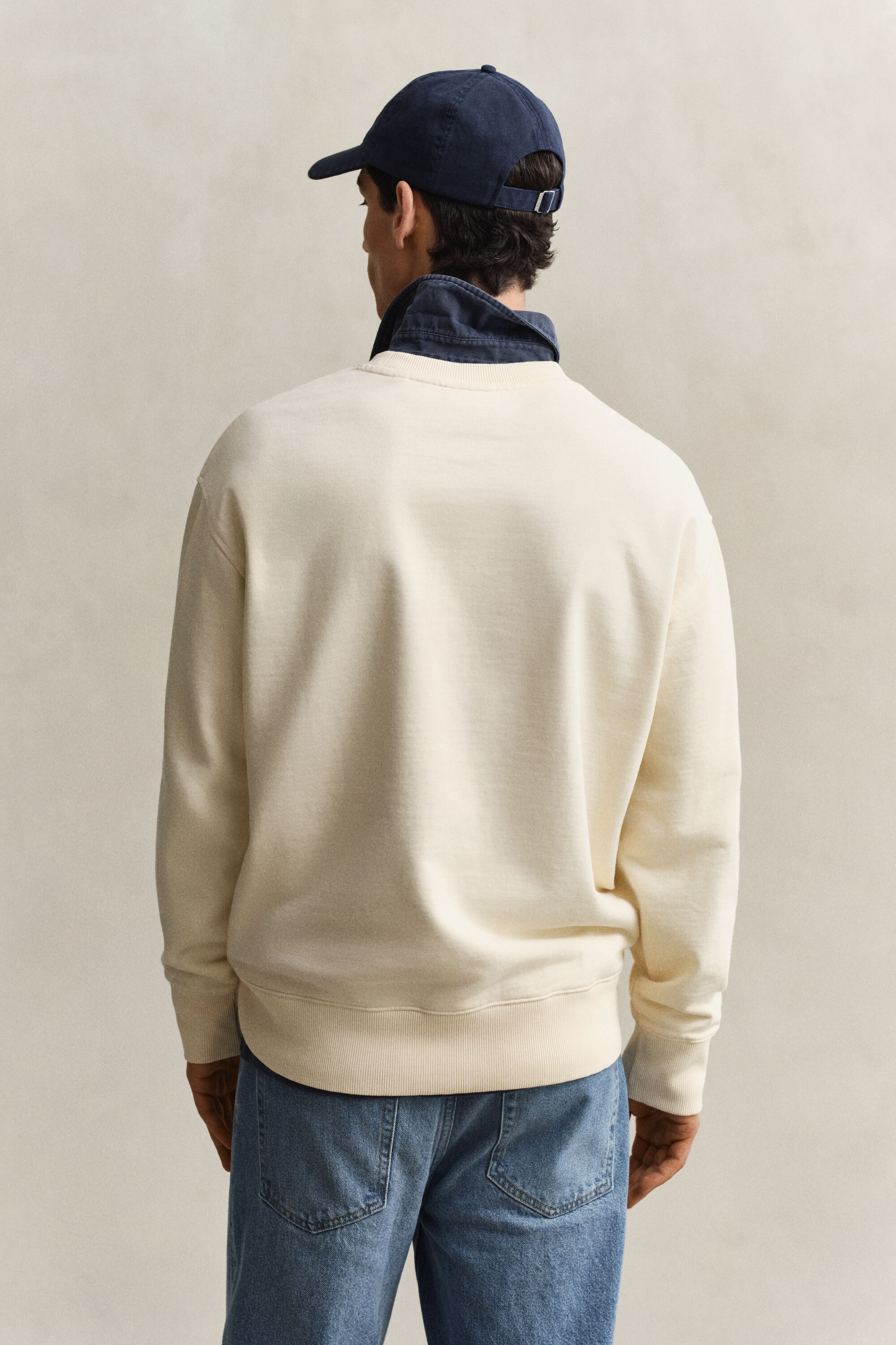 Sweatshirt med spray-grafik