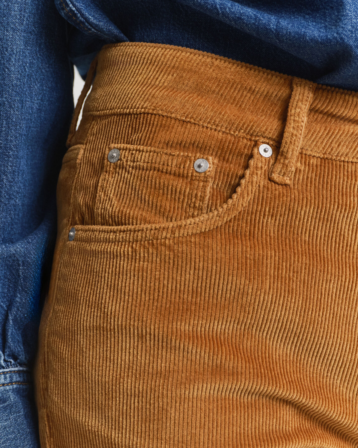 Jeans i jernbanefløjl med svaj