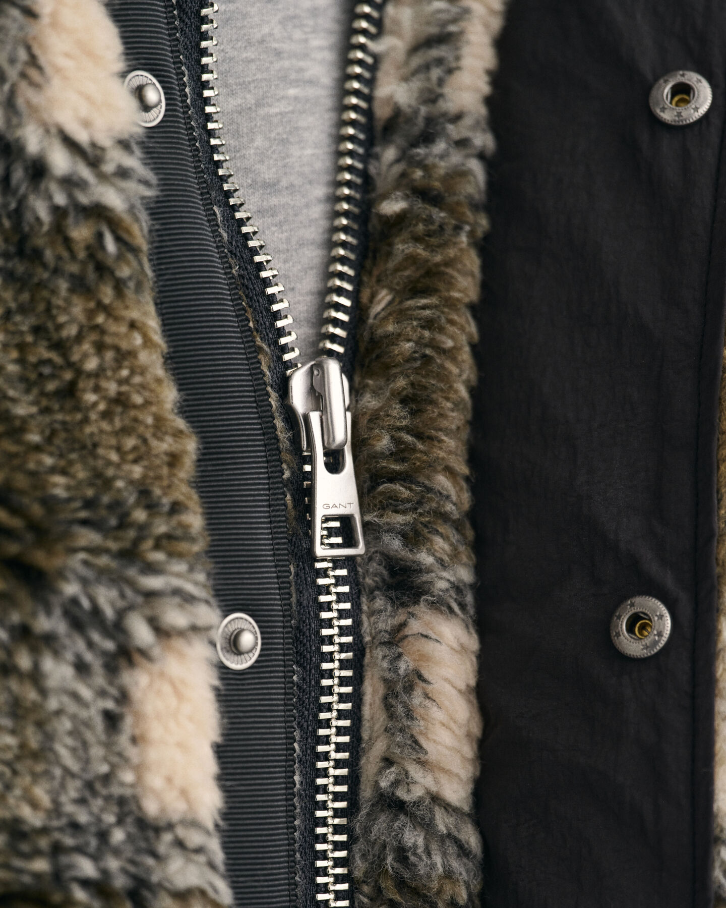 Ternet fleece jakke med lynlås