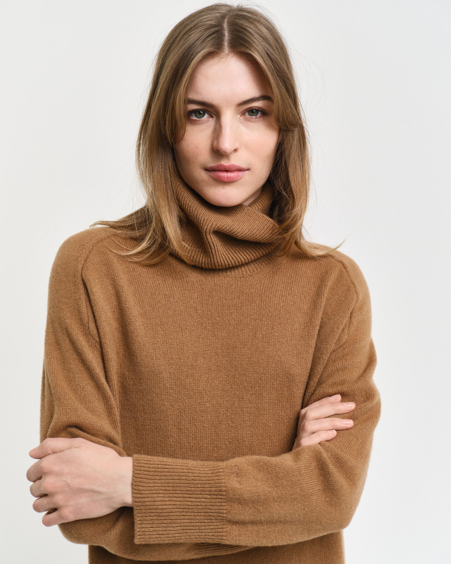 Kjole med rullekrave og sildebensm&oslash;nstrede detaljer