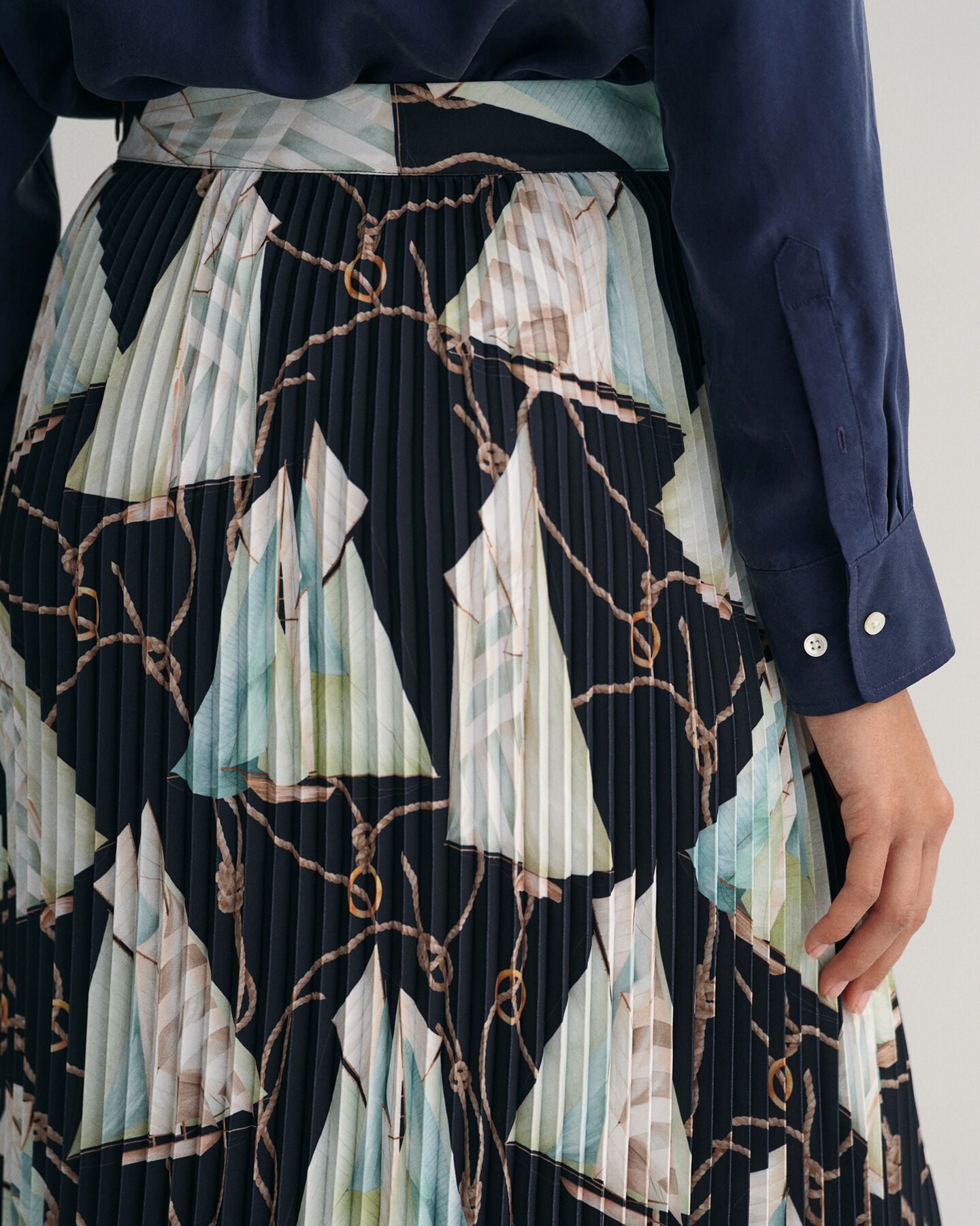 Plisseret nederdel med Sailing-tryk