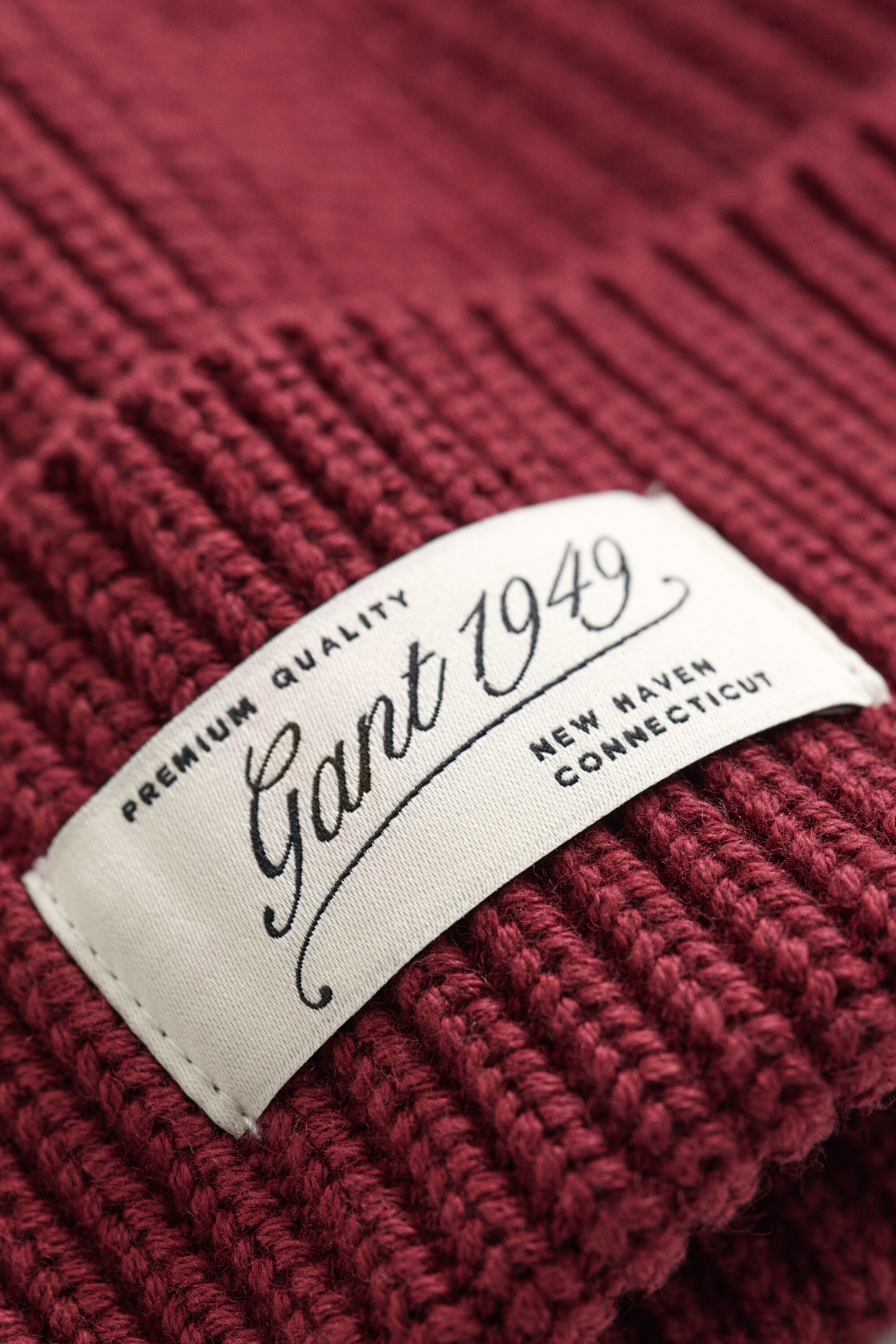 Ribstrikket beanie med logo