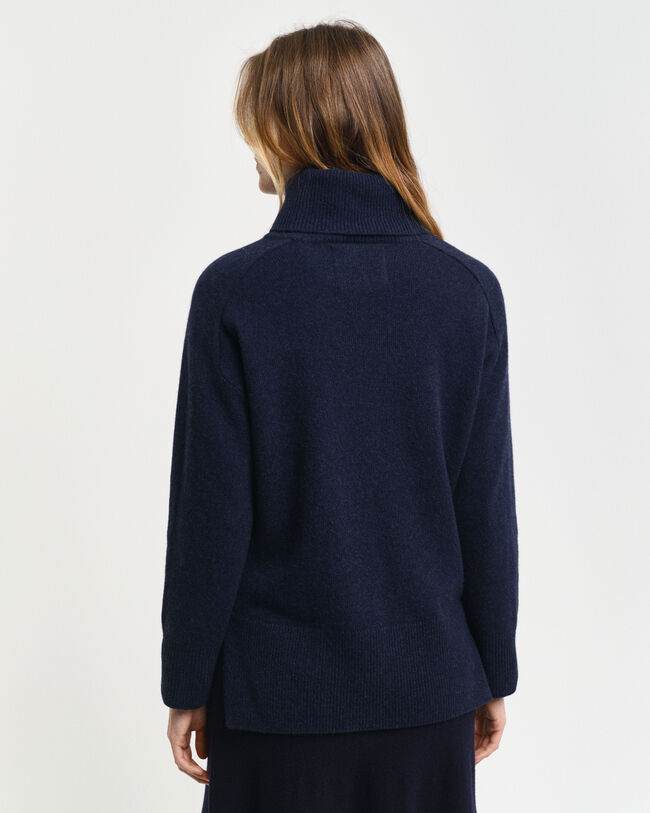 Sweater med rullekrave og sildebensmønstrede detaljer