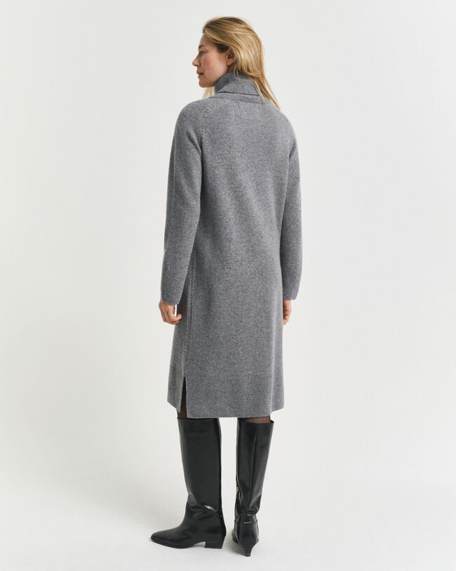 Kjole med rullekrave og strikdetaljer