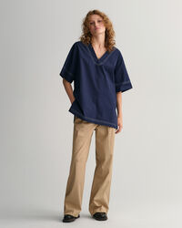 Kort&aelig;rmet top med kontrastsyning og V-hals