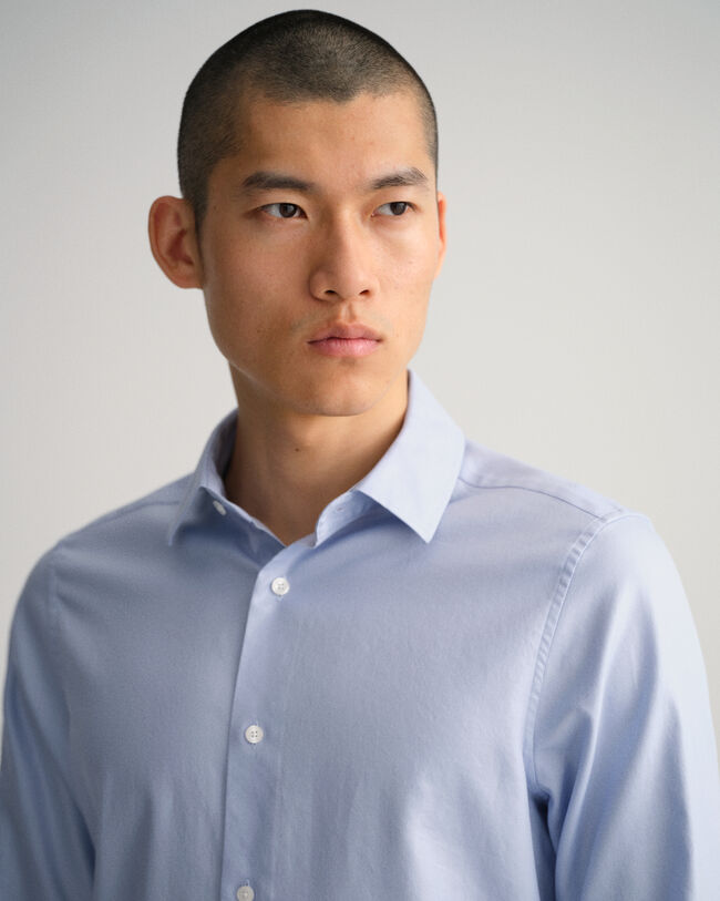 Slim fit ensfarvet skjorte af twill