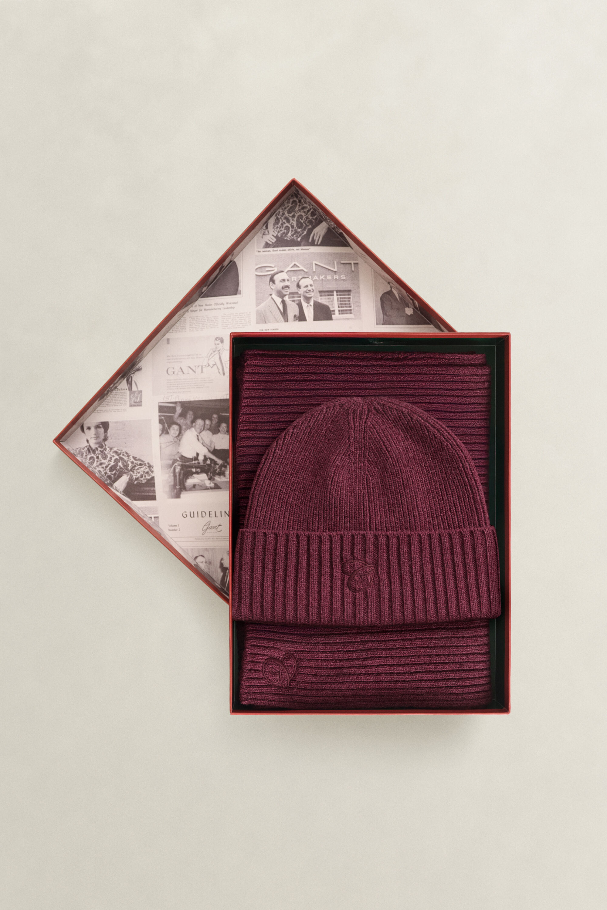 Gavesæt med broderet halstørklæde og beanie