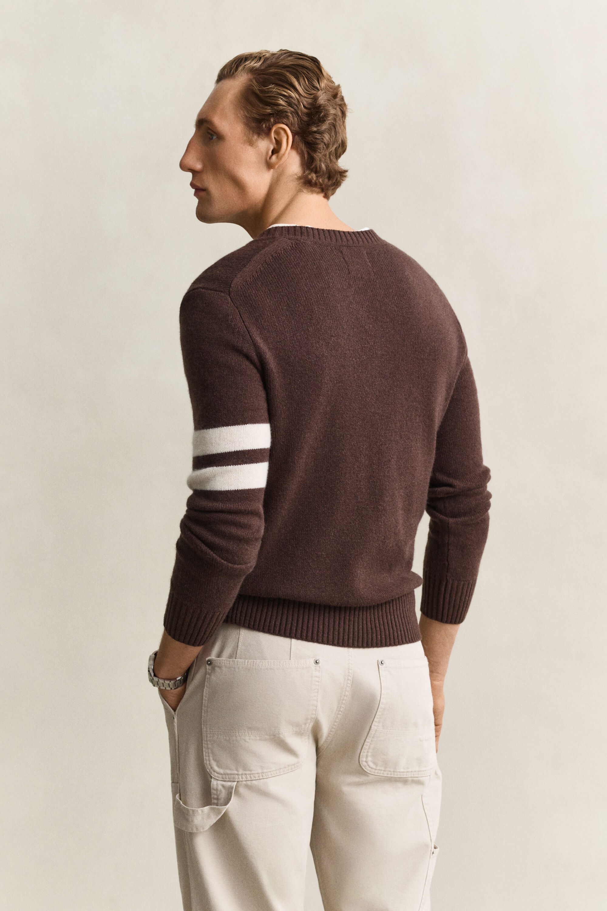 Stribet kashmir-sweater med V-hals