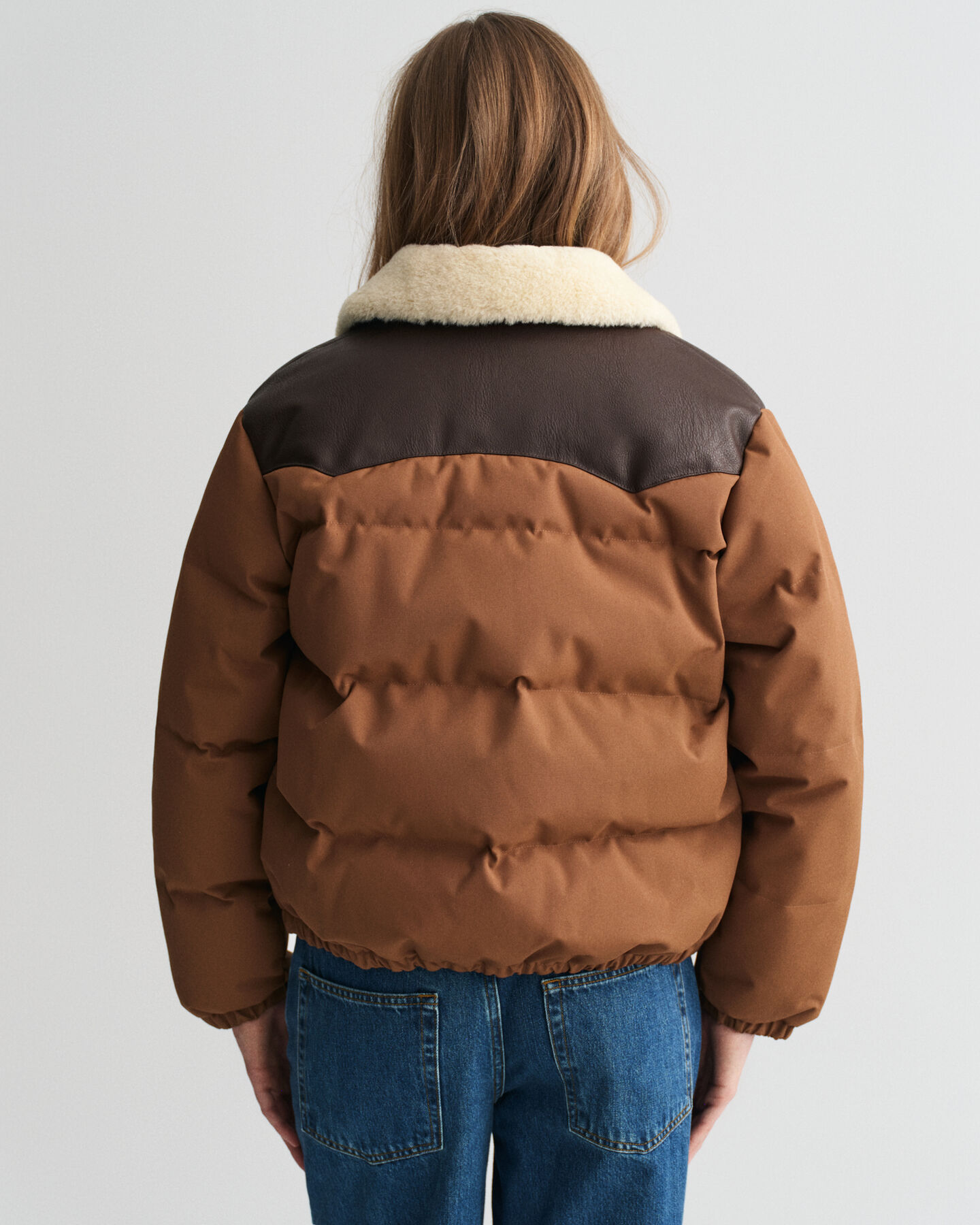 Vatteret jakke med krave i kunstpels