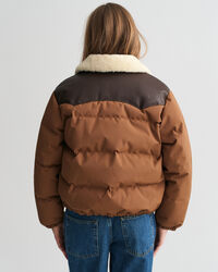 Vatteret jakke med krave i kunstpels