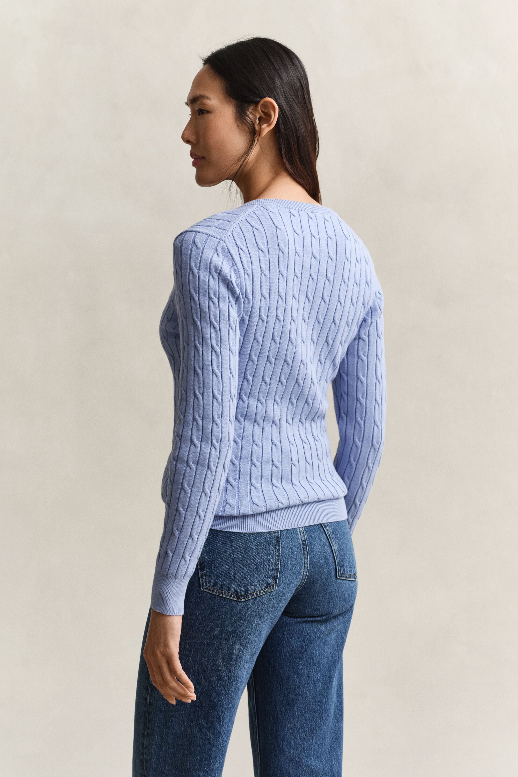 Kabelstrikket sweater af strækbomuld med V-hals