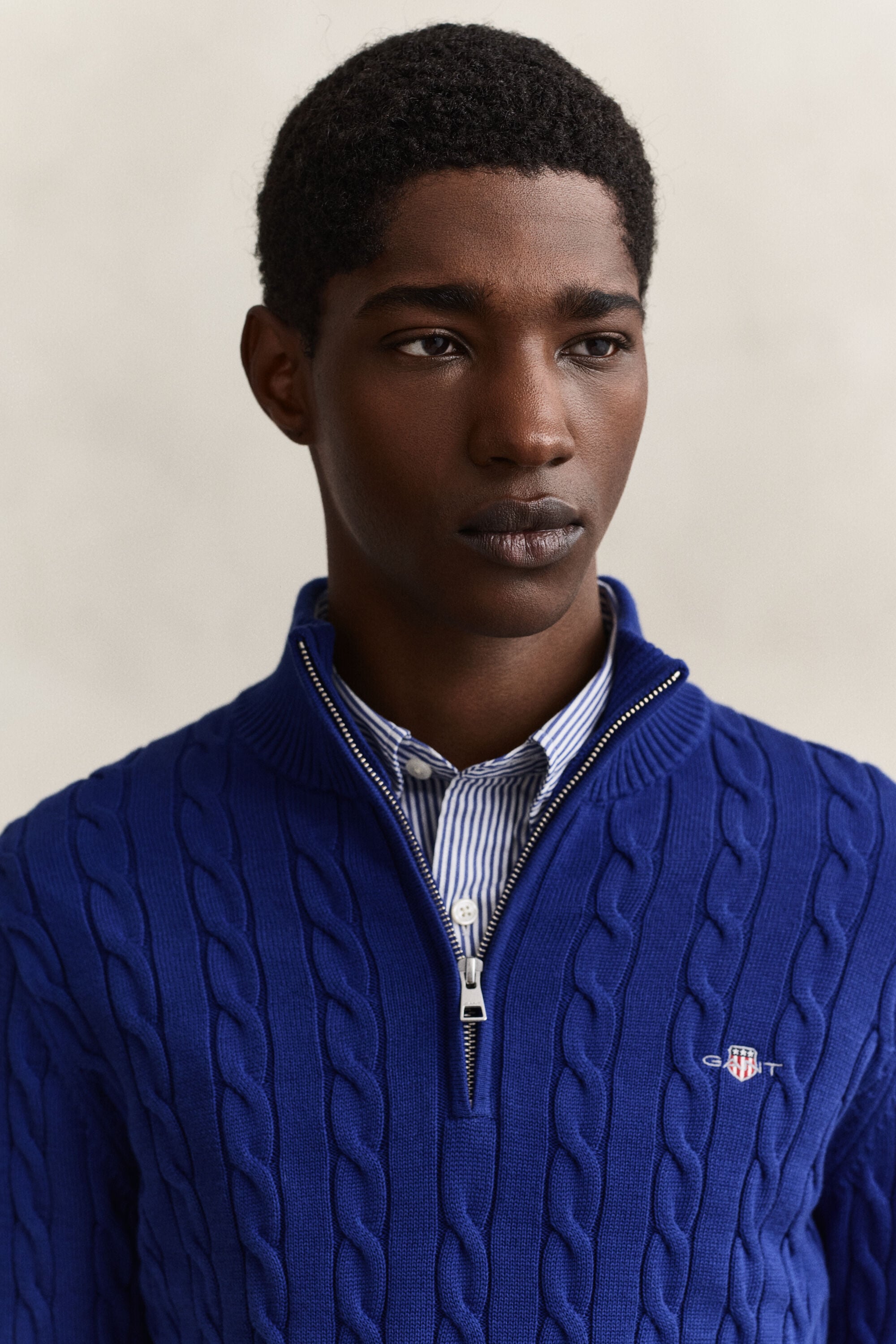 Kabelstrikket sweater af bomuld med halv lynlås