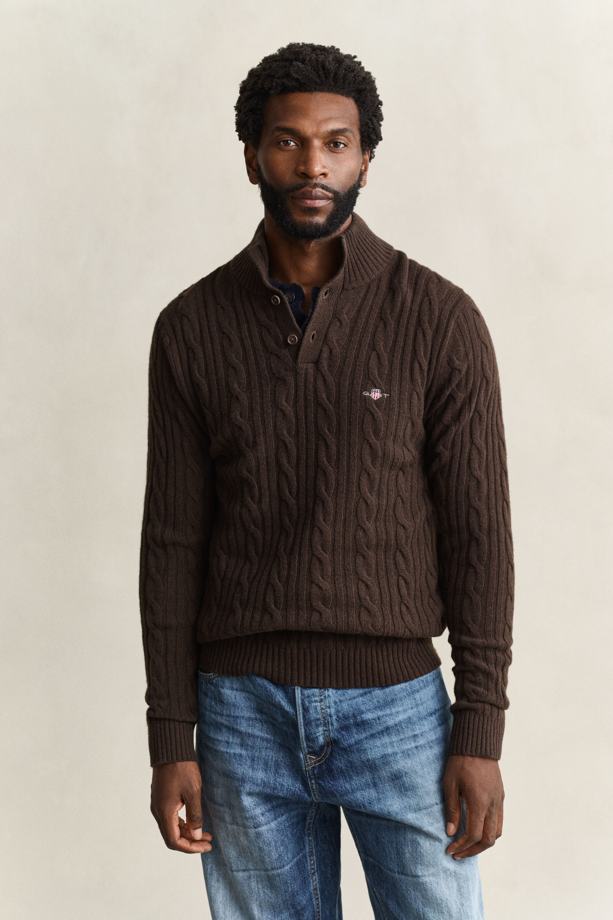 Kabelstrikket sweater med halv knaplukning i lammeuld