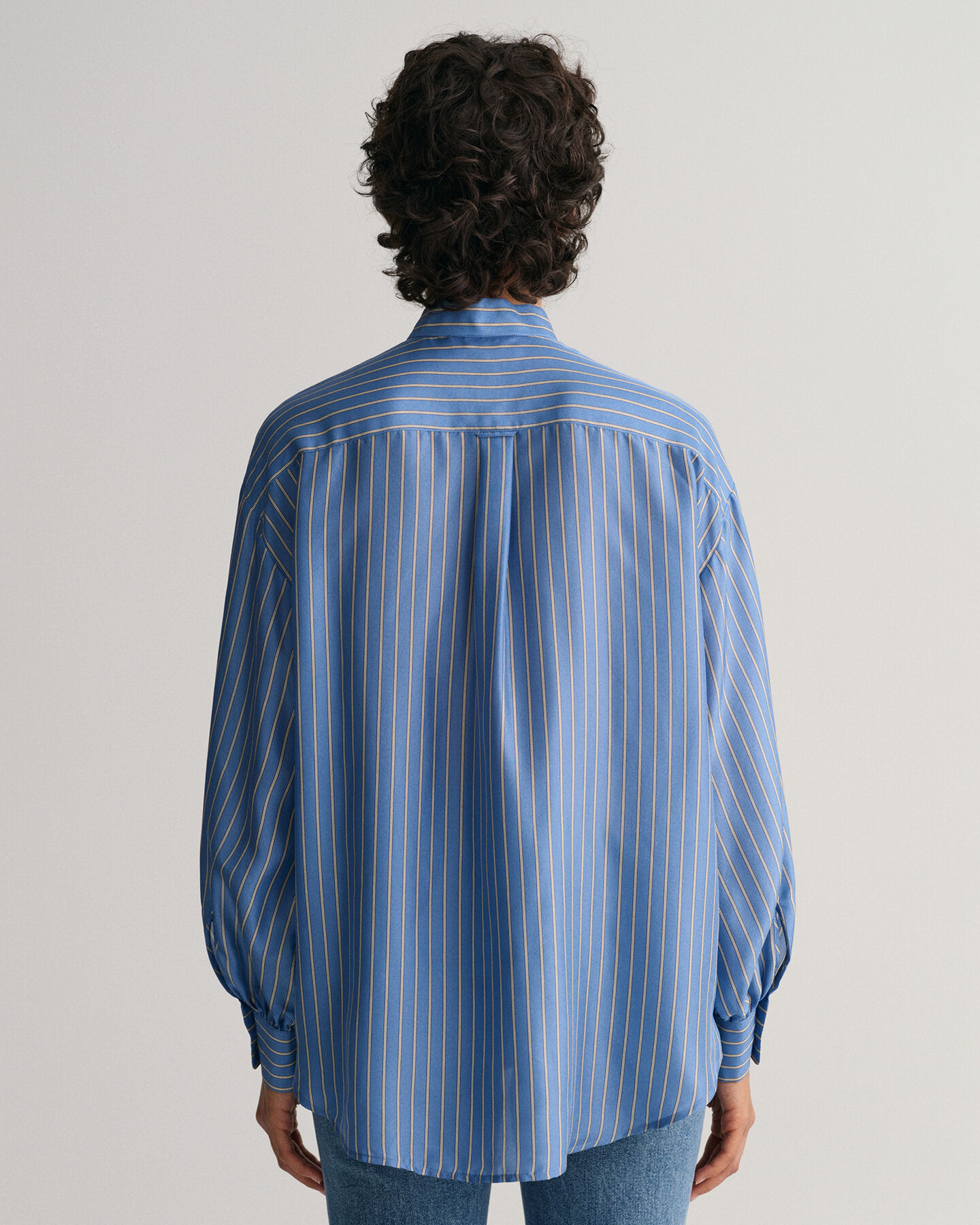 Silkebluse med striber og sløjfe