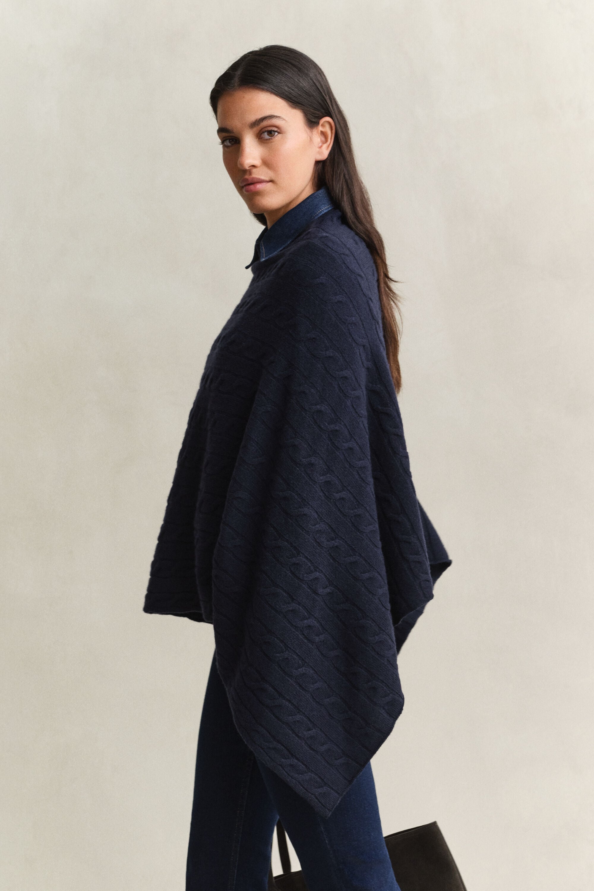 Poncho i uld med kabelstrik