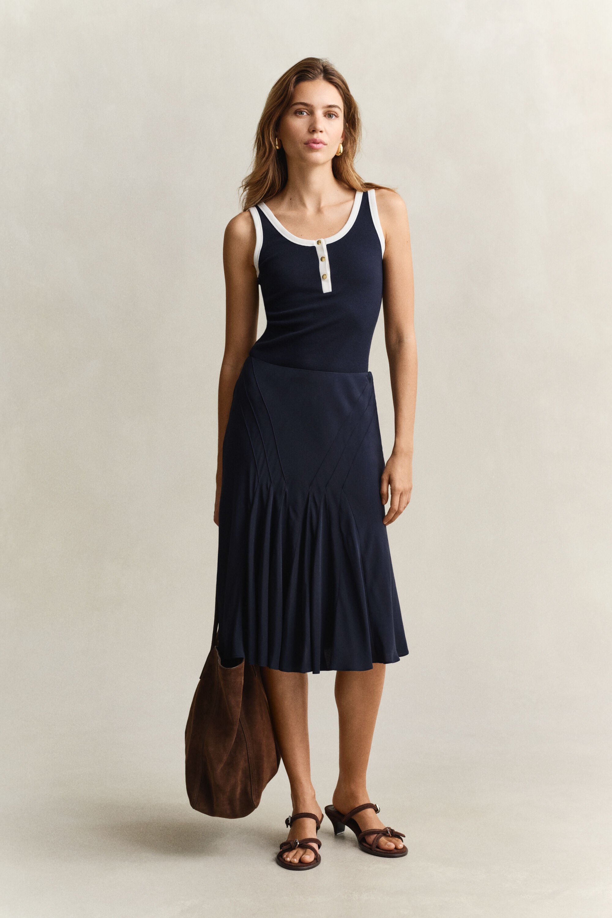 Nederdel med svaj i skråsnit