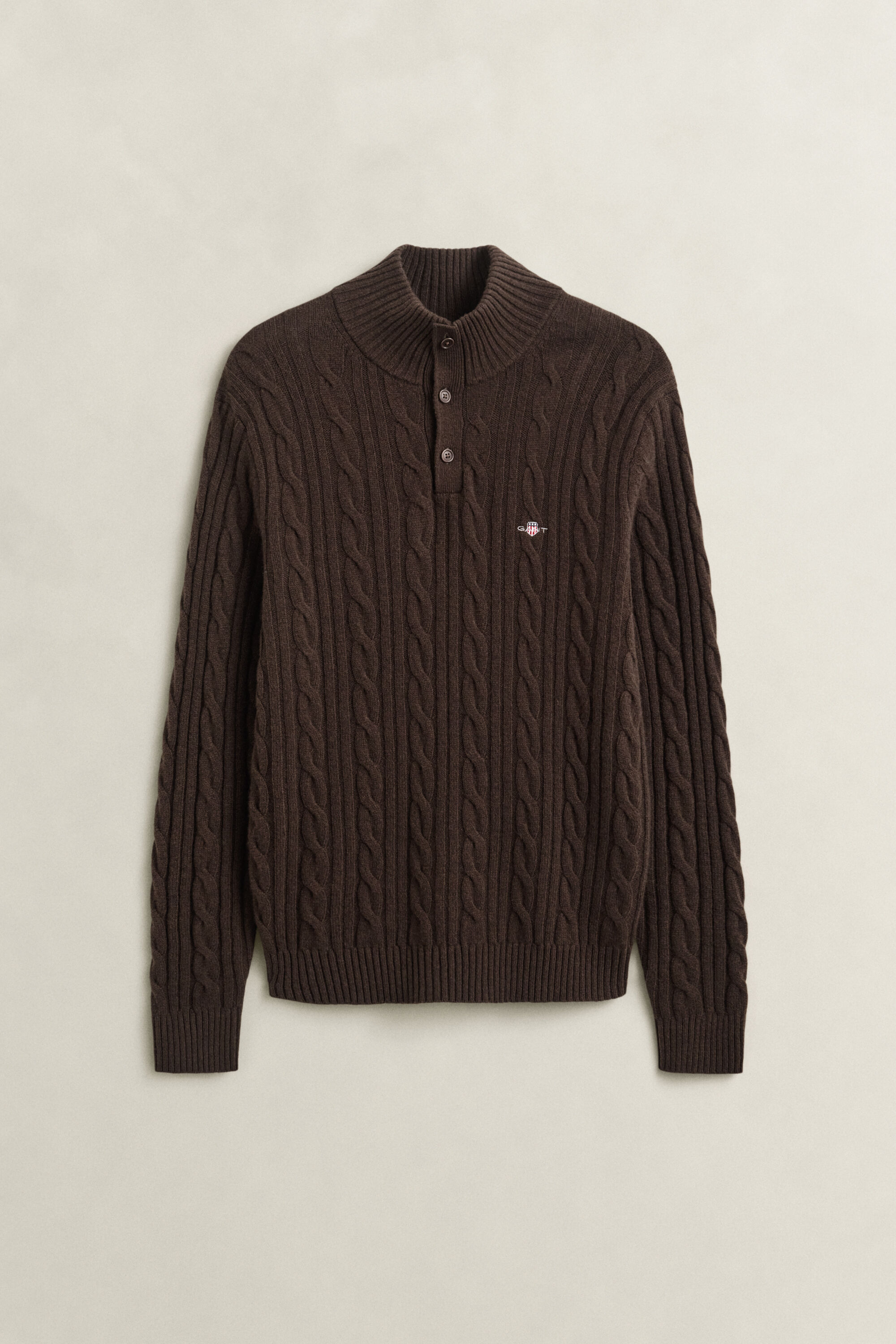 Kabelstrikket sweater med halv knaplukning i lammeuld