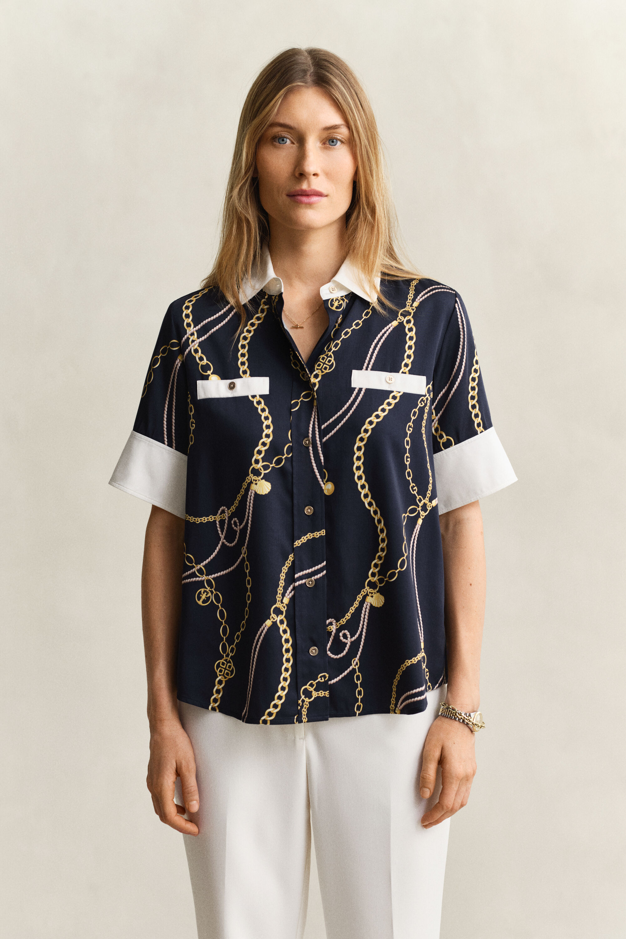 Kontrastfarvet bluse