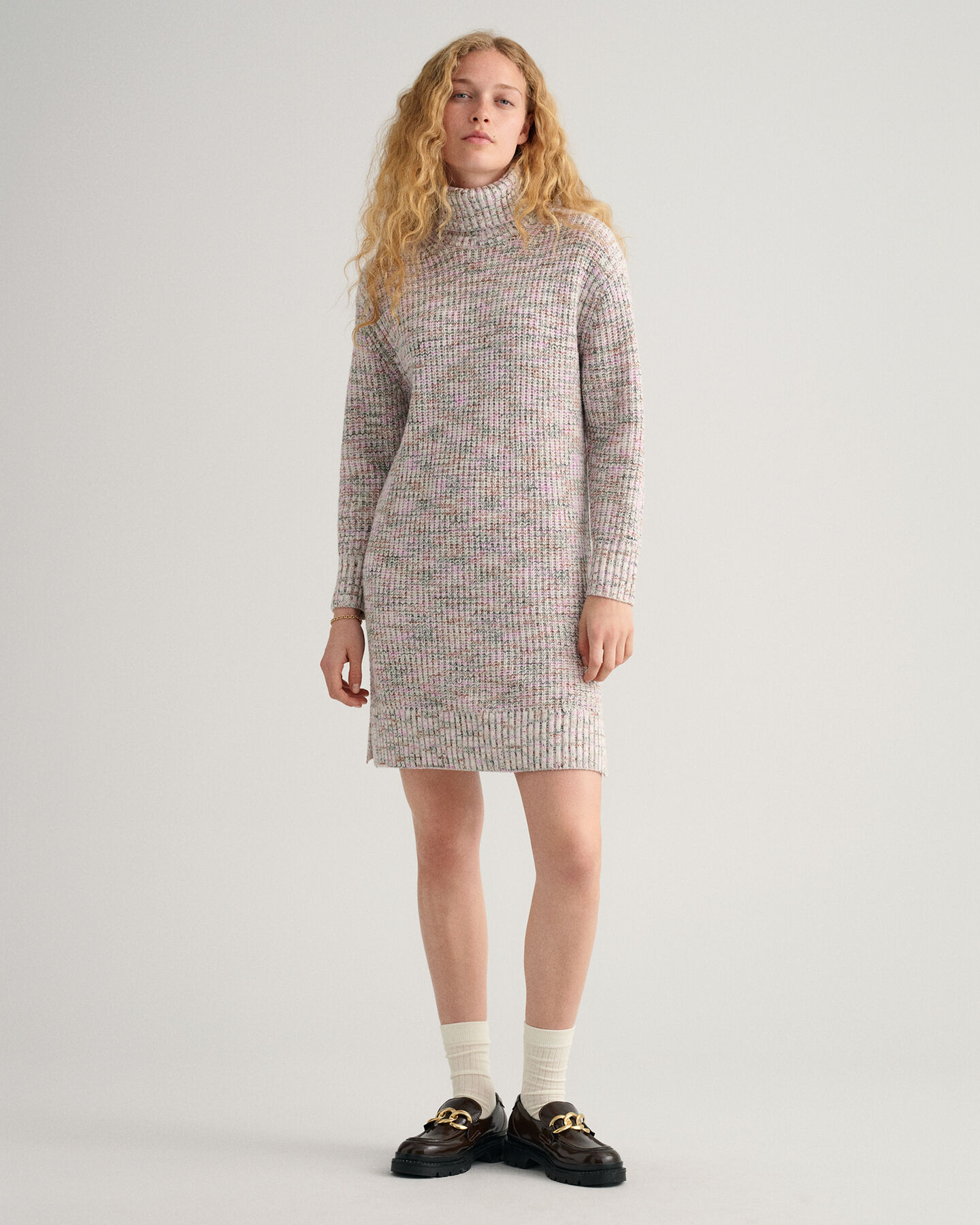 Flerfarvet kjole med rullekrave